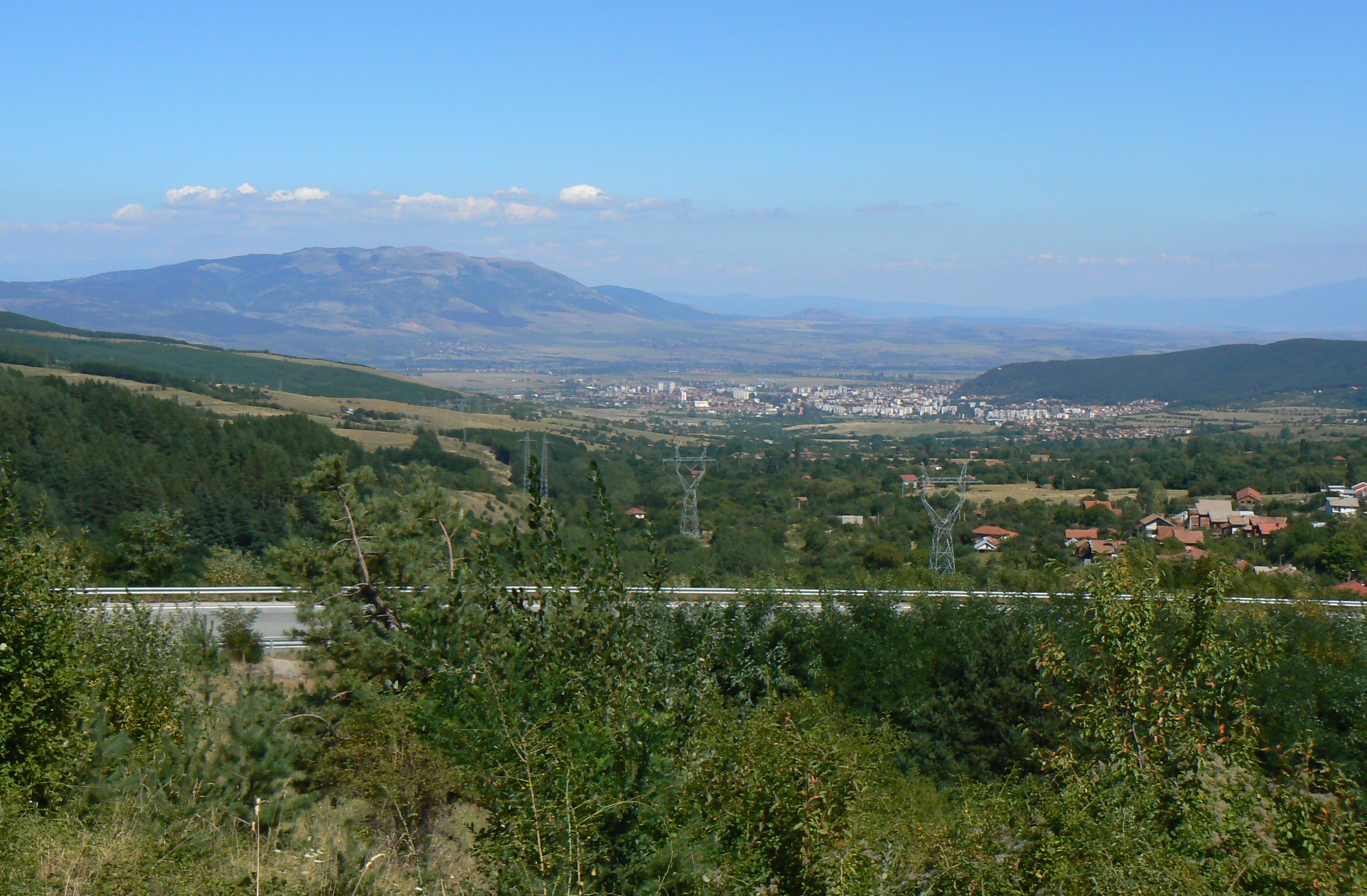 Изглед към Кюстендил и Конявска планина. Архивна снимка: Vassia Atanassova / Spiritia, Wikimedia Commons, CC BY-SA 3.0.