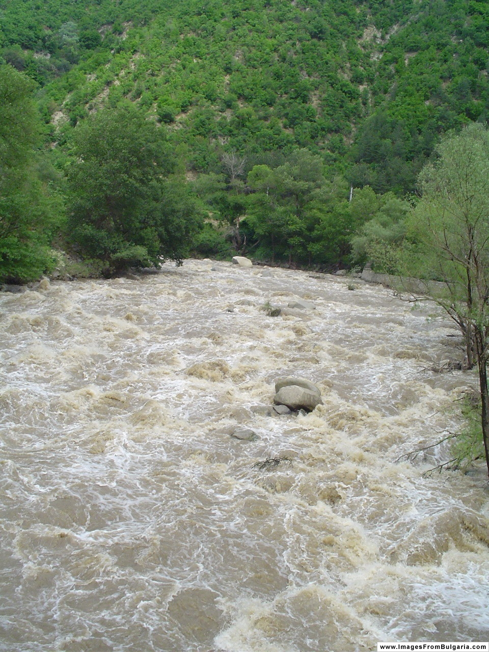 Река Струма при Кресна, архивна снимка от 2005 г.
