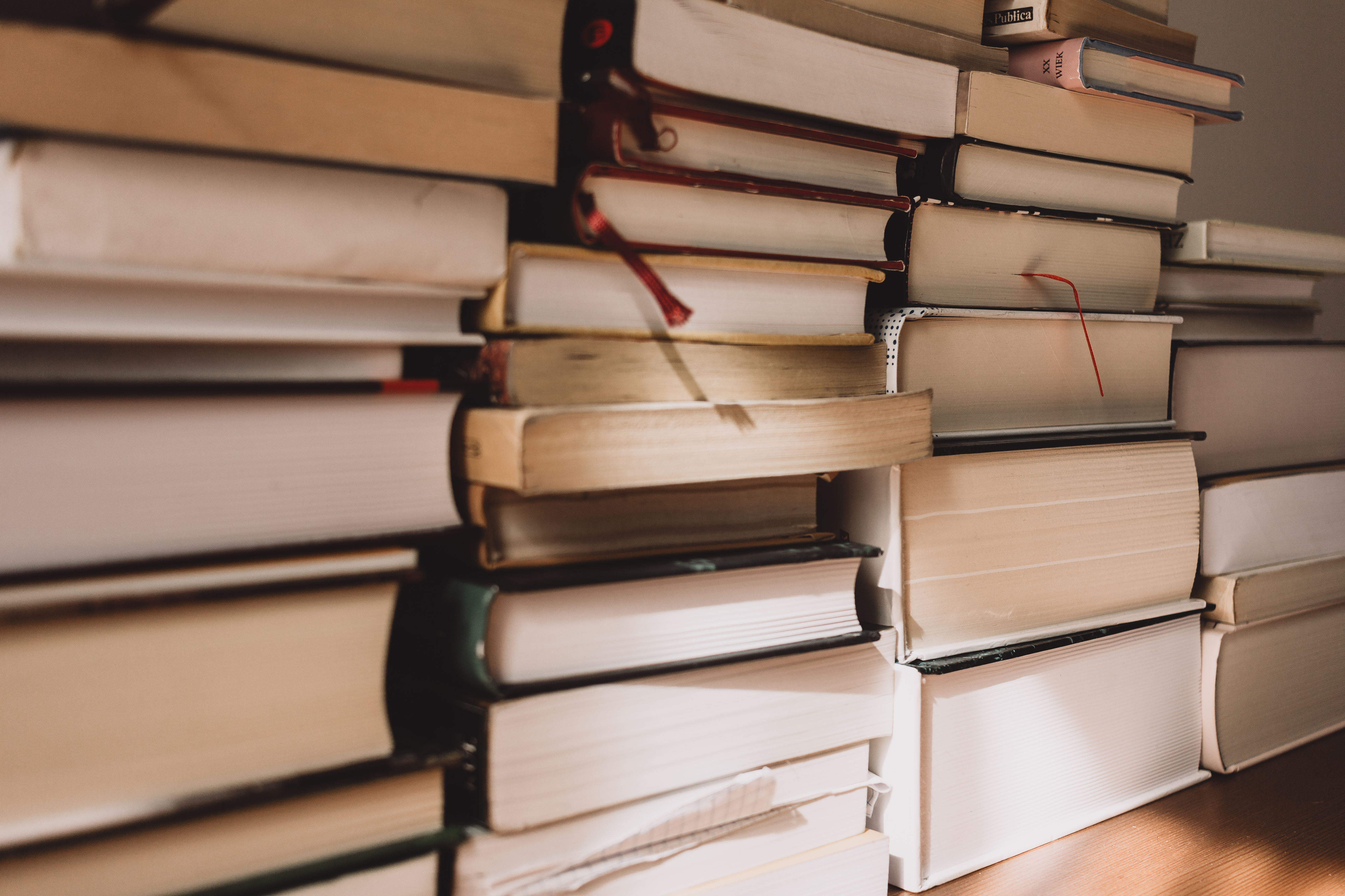 Купчини книги, илюстративна архивна снимка.